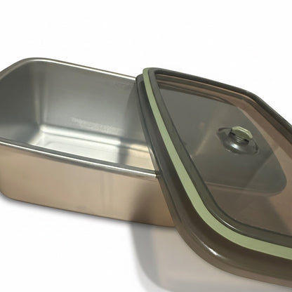 Ansicht von oben: Leere HotBox Edelstahlschale mit Deckel. Das ideale Zubehör zum Vorkochen von Mahlzeiten (Meal Prep).