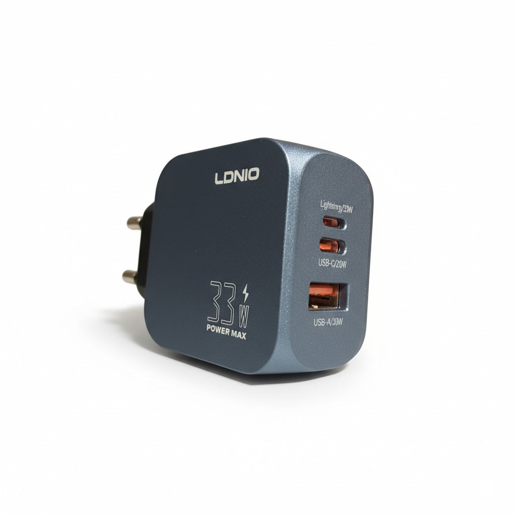 Nahaufnahme des LDNIO 33W GaN Ladegeräts in modernem Grau. Ansicht der drei leistungsstarken Anschlüsse: Lightning, USB-C und USB-A für vielseitiges Laden.