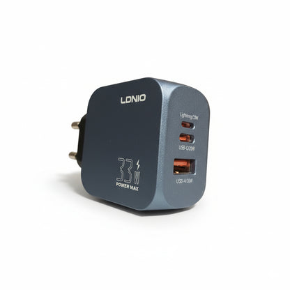 Nahaufnahme des LDNIO 33W GaN Ladegeräts in modernem Grau. Ansicht der drei leistungsstarken Anschlüsse: Lightning, USB-C und USB-A für vielseitiges Laden.
