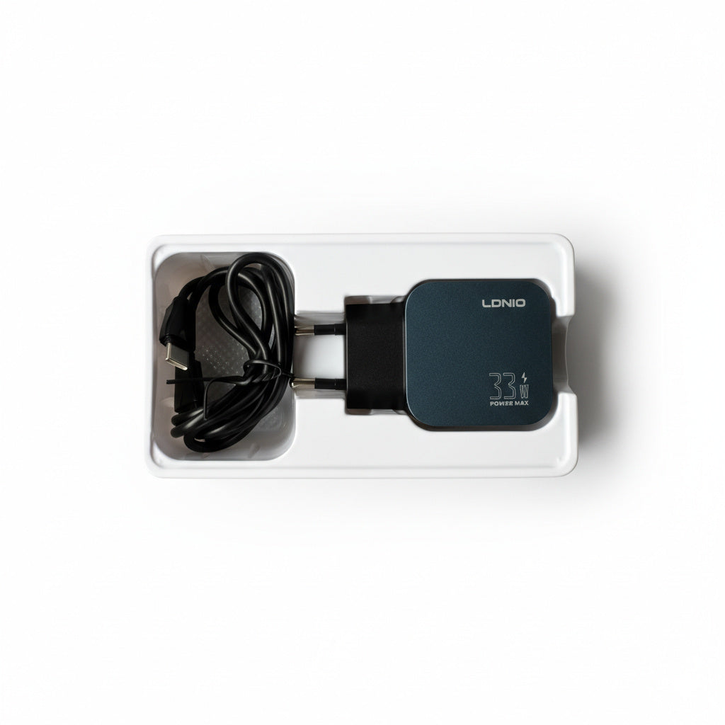 Lieferumfang des LDNIO 33W GaN Ladegeräts. Das Set beinhaltet den Ladeadapter und ein schwarzes Ladekabel, ideal für die elektrische Lunchbox.