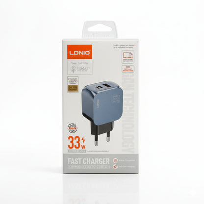 Originalverpackung des LDNIO 33W GaN Schnellladegeräts für die HotBox. Kompaktes Design mit 3 Anschlüssen.